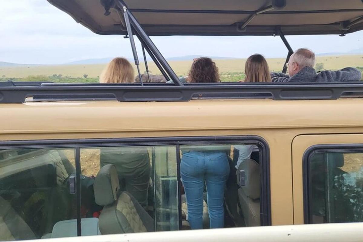 een groep mensen die achterin een bus zitten