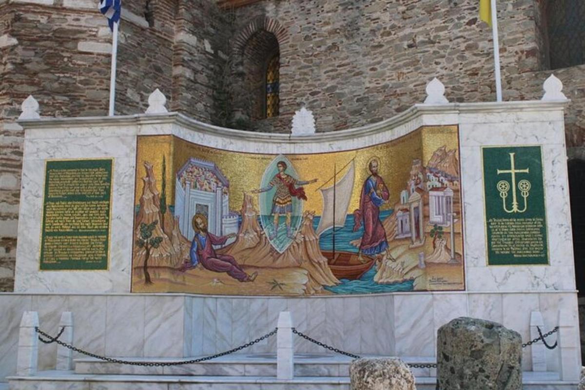 una pintura en el costado de un edificio