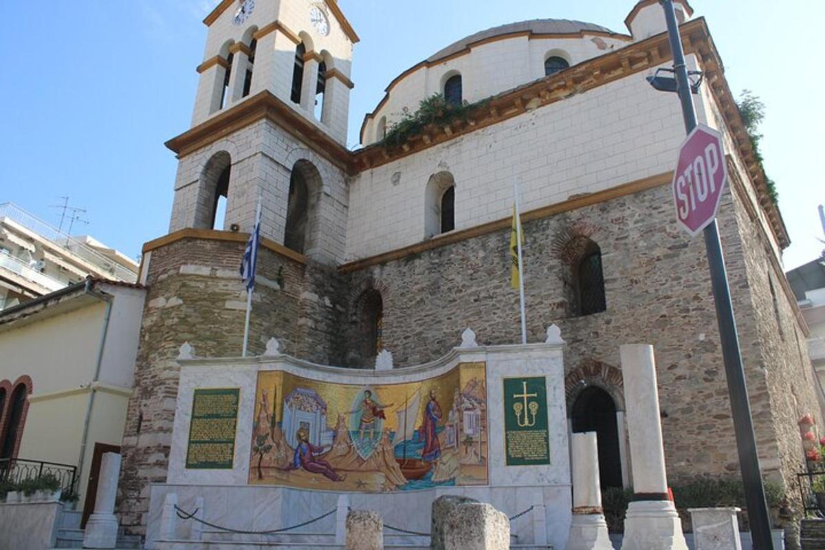Una iglesia con una torre de reloj en la parte superior.