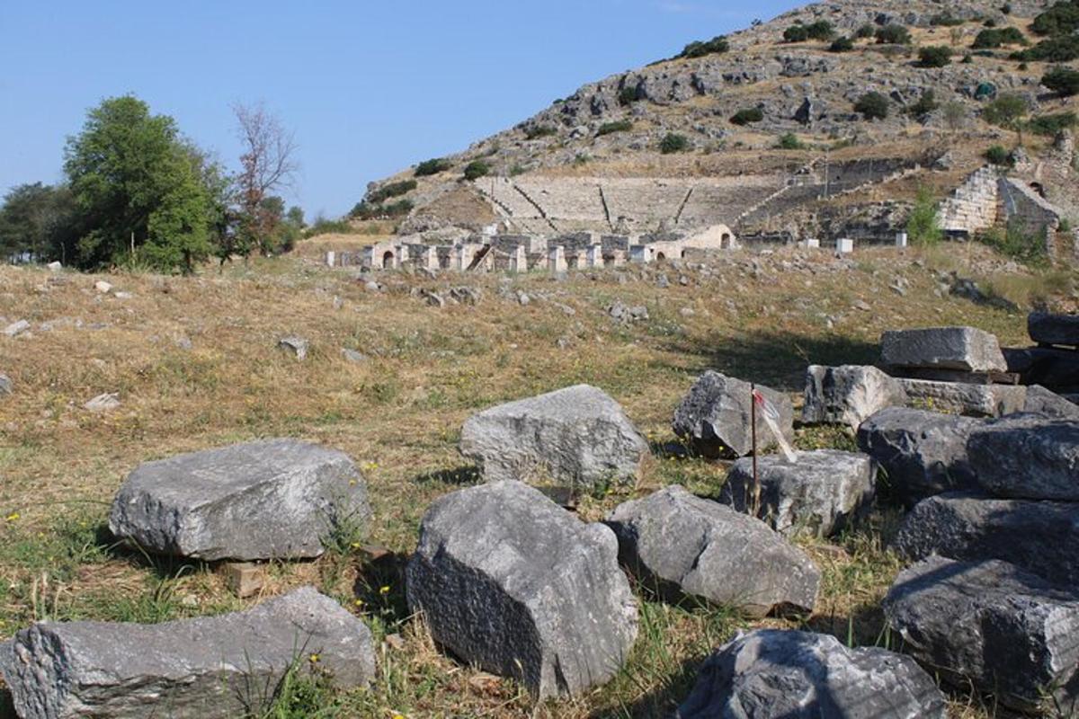 ένα σωρό από πέτρες στην κορυφή ενός λόφου