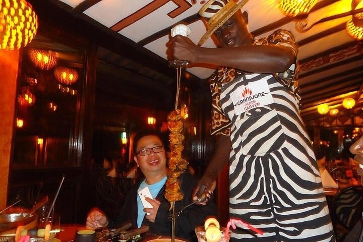 ein Mann in einer Bar mit einem Essensautomaten