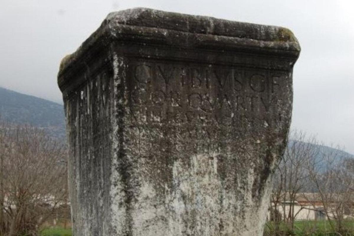 tiang batu dengan tulisan di atasnya di padang