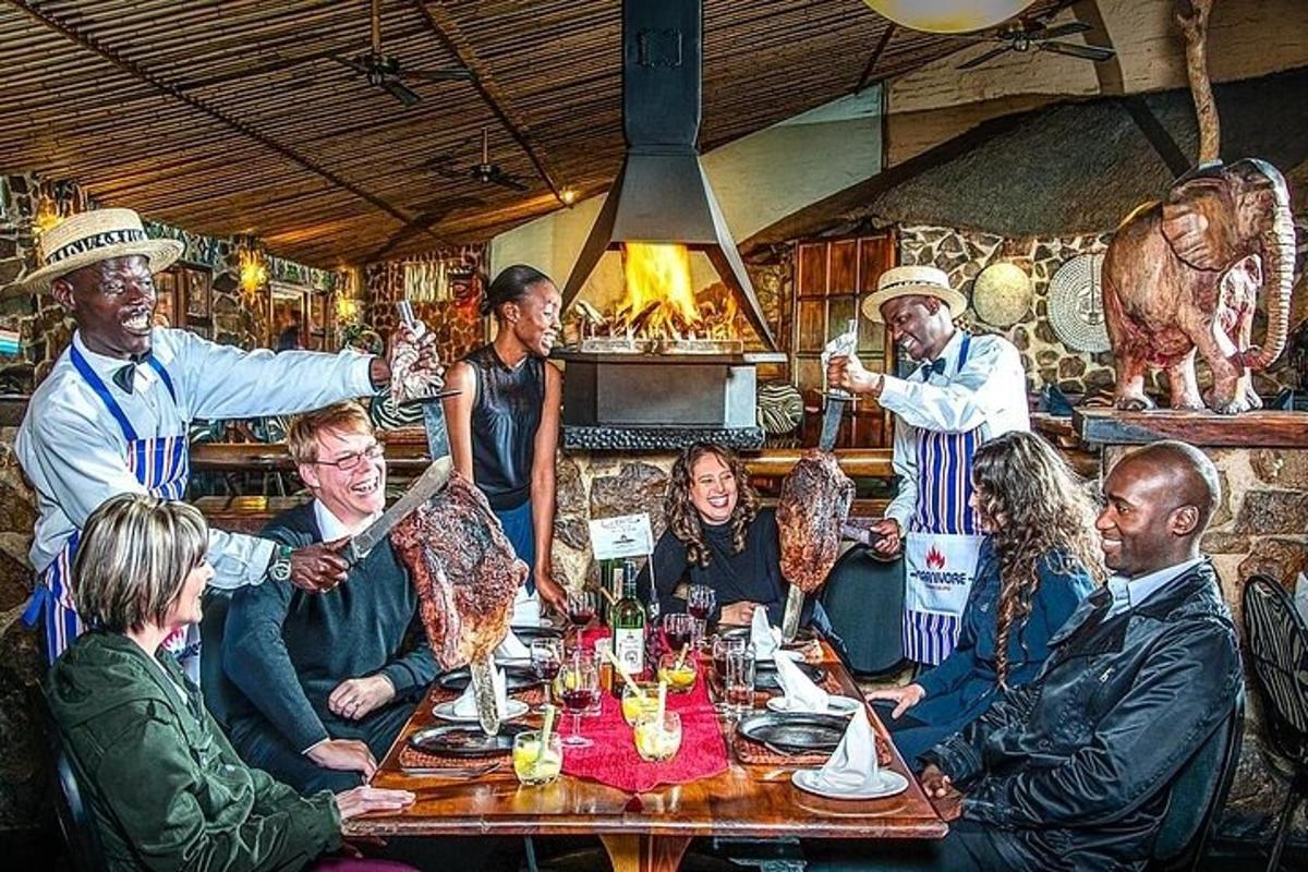 eine Gruppe von Menschen, die in einem Restaurant um einen Tisch herum sitzen