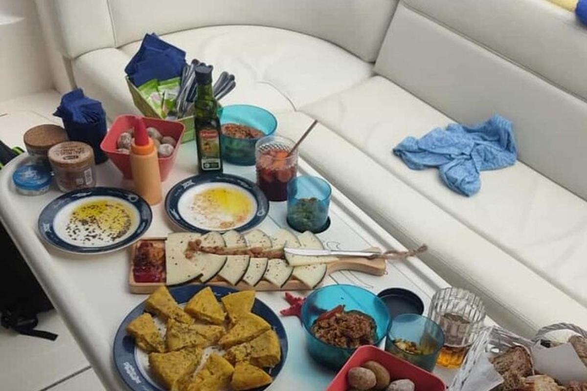 una mesa con platos de comida sobre una mesa