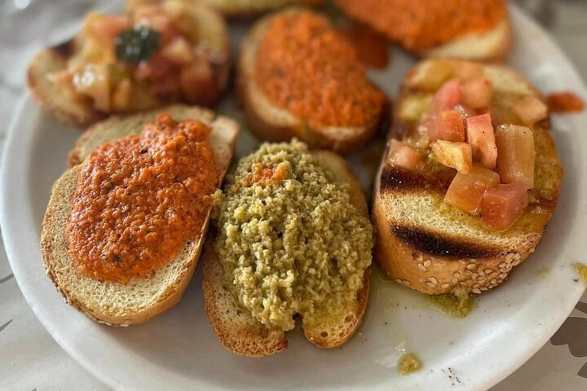 ein Teller Brot mit verschiedenen Arten von Lebensmitteln darauf