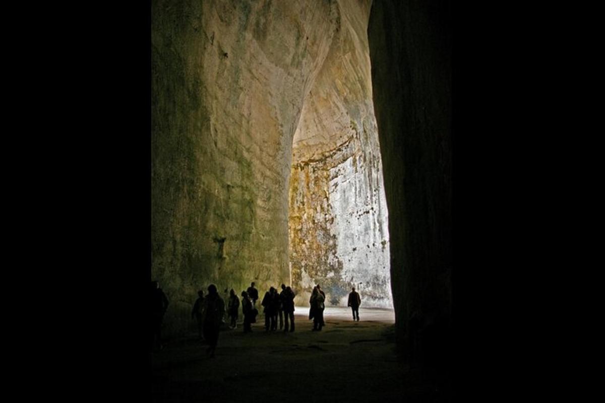 eine Gruppe von Menschen, die durch einen Tunnel gehen