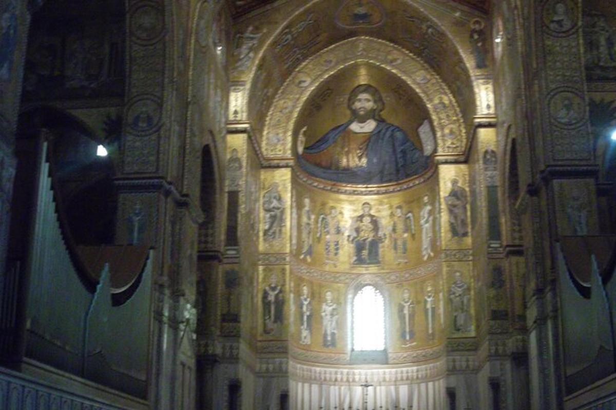 eine große Kirche mit einem großen Gemälde an der Wand