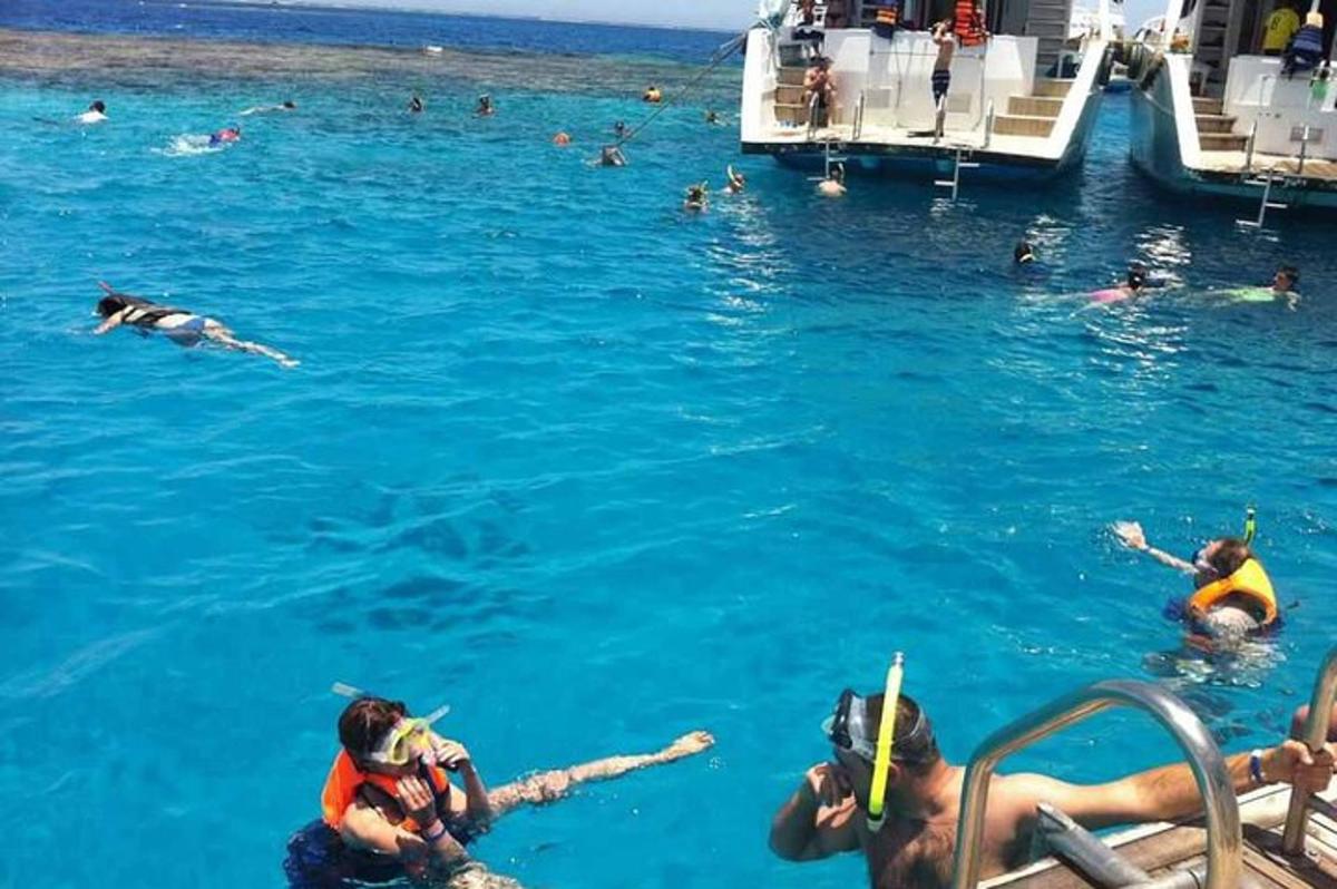 un gruppo di persone in acqua su una barca