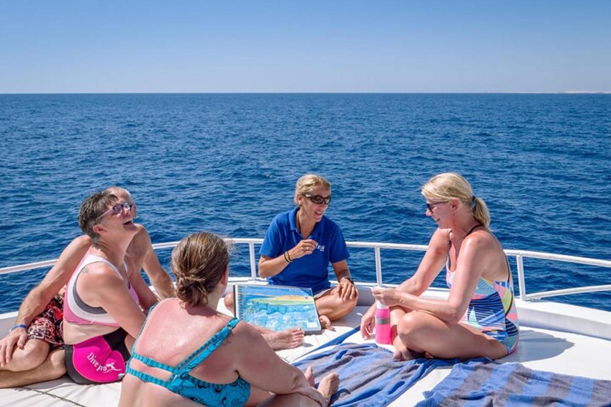 un gruppo di donne sedute su una barca in acqua