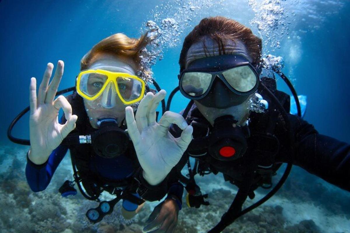 due persone in attrezzatura da sub posano per una foto