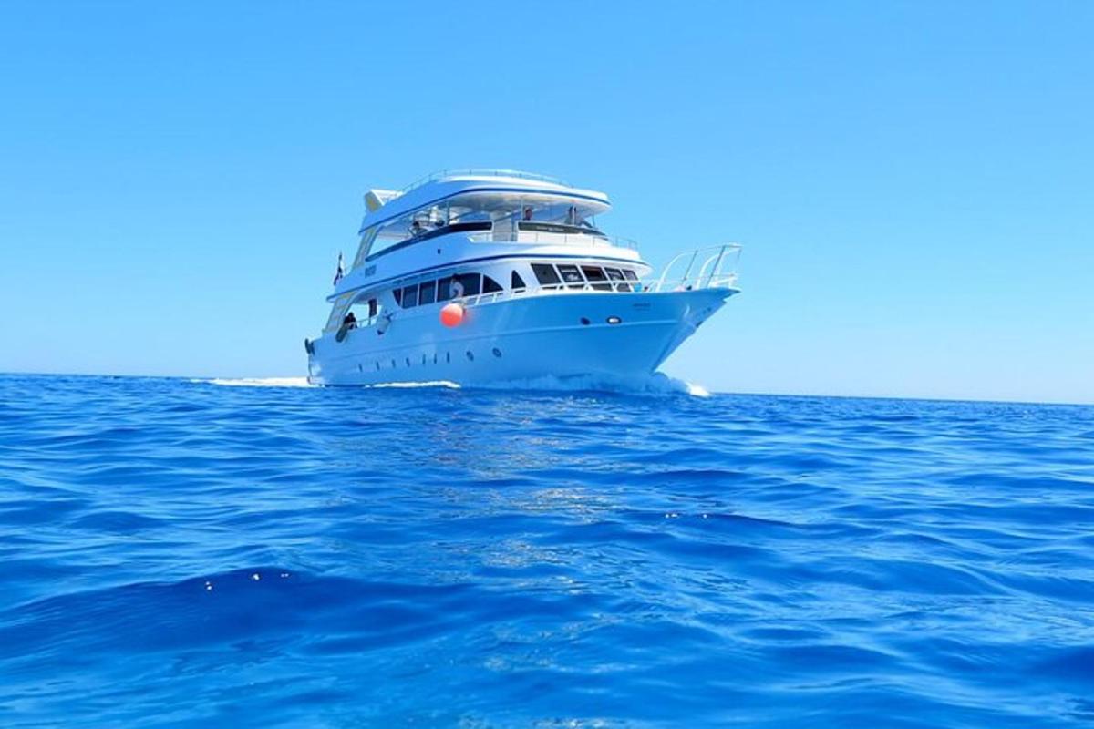 una grande barca bianca in mezzo all'oceano