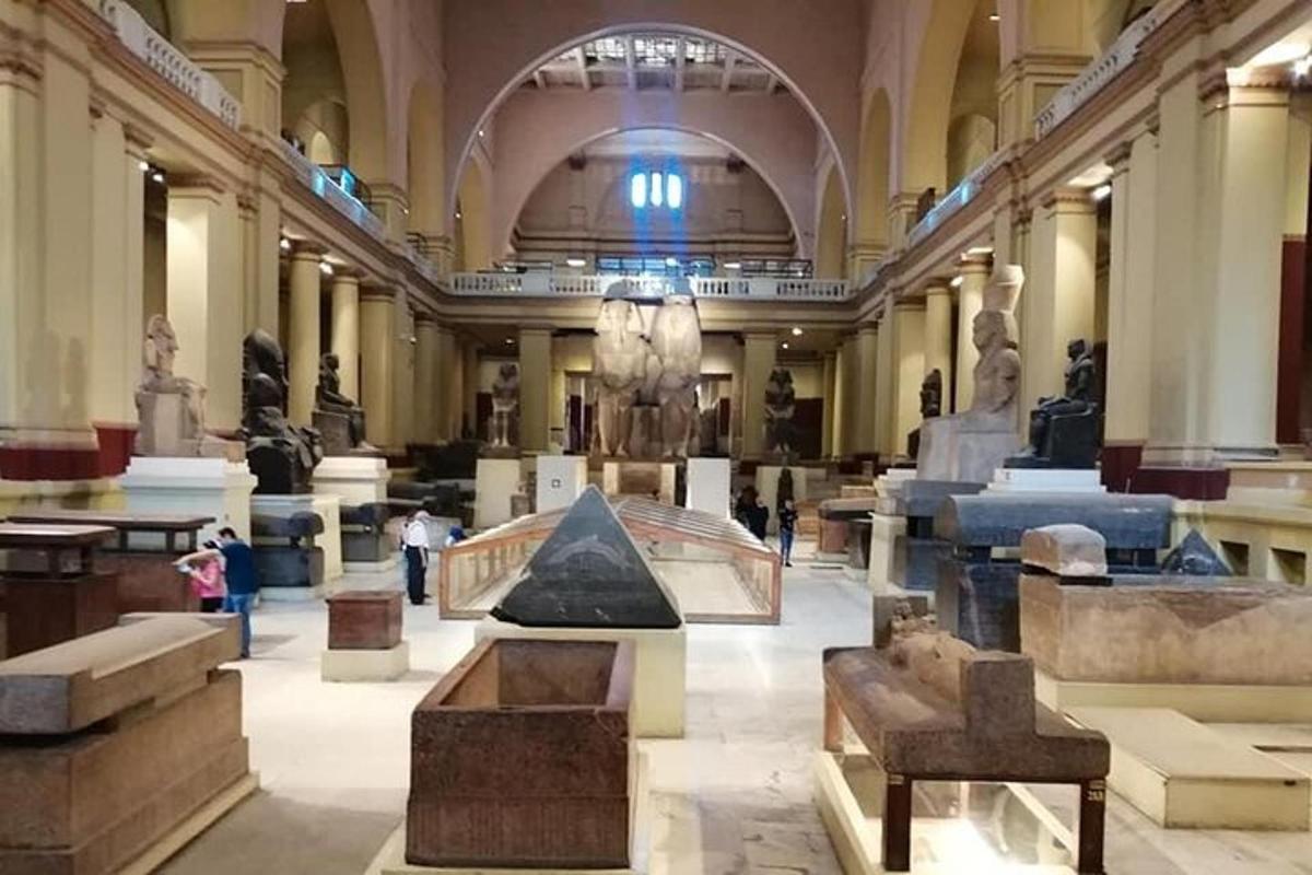 ένα μουσείο με πολλά αγάλματα μέσα