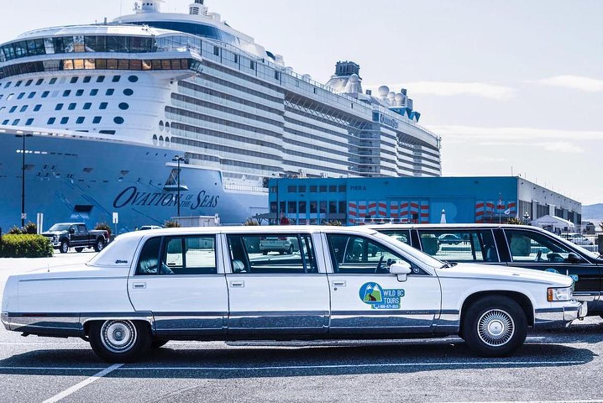 en hvit bil parkert på en parkeringsplass med et cruiseskip