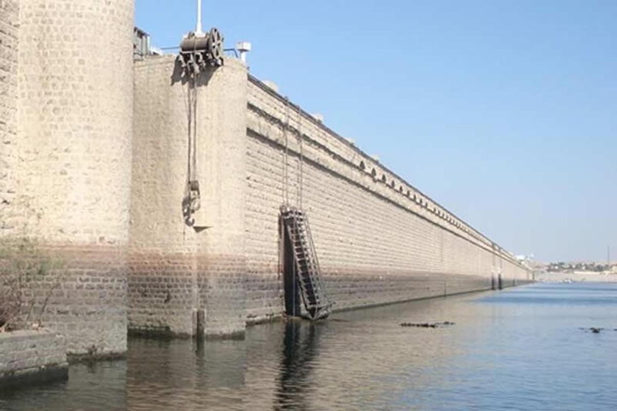 ένας μεγάλος τοίχος με μια σκάλα στο νερό