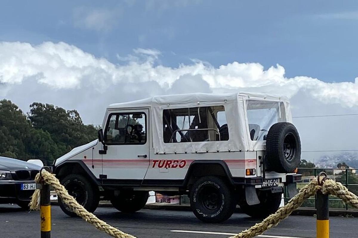 un camion bianco parcheggiato in un parcheggio