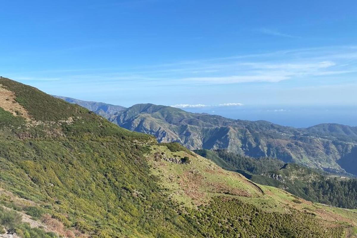 una vista di una montagna con l'oceano sullo sfondo