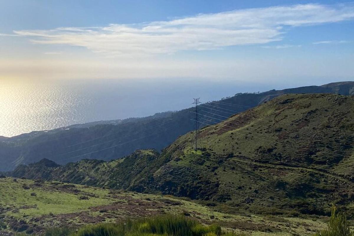 una vista di una montagna con l'oceano sullo sfondo