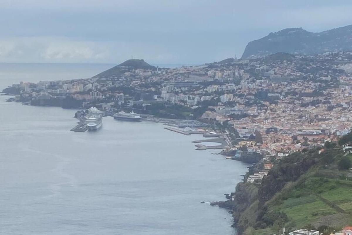 un gruppo di barche in un grande specchio d'acqua