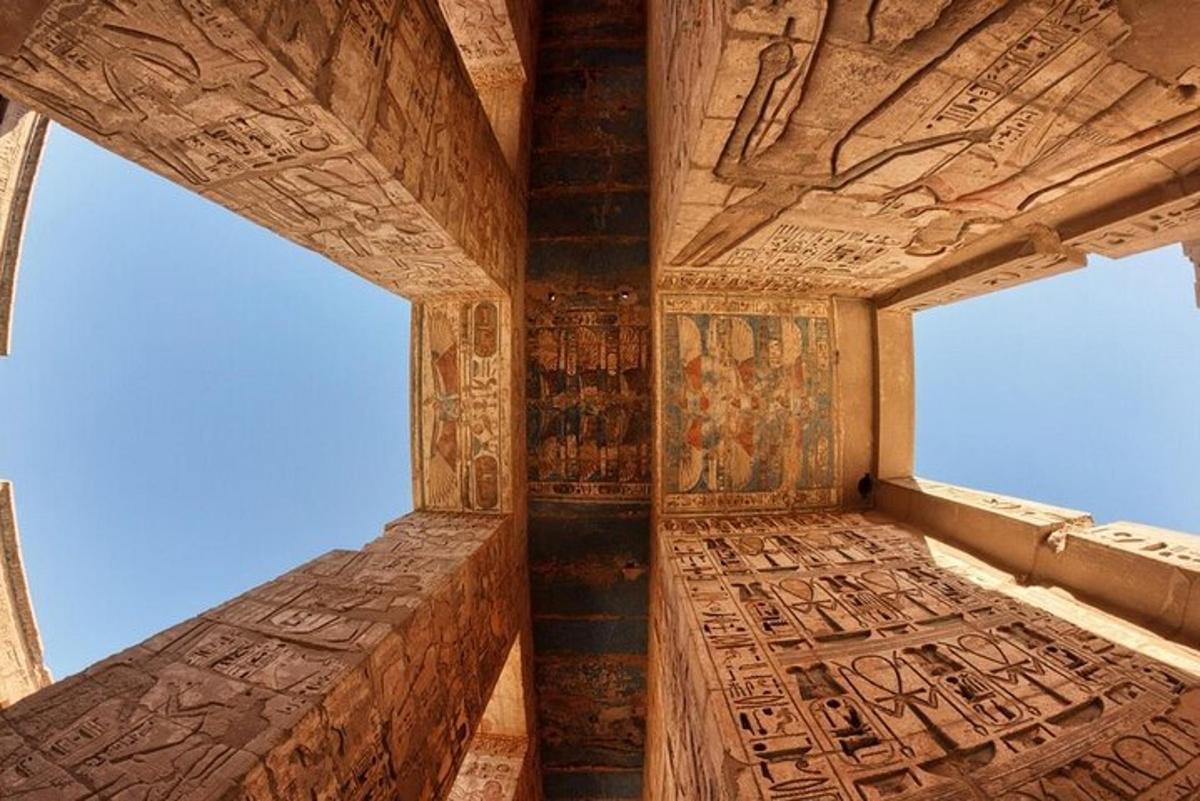 una stanza con affreschi sulle pareti di un edificio