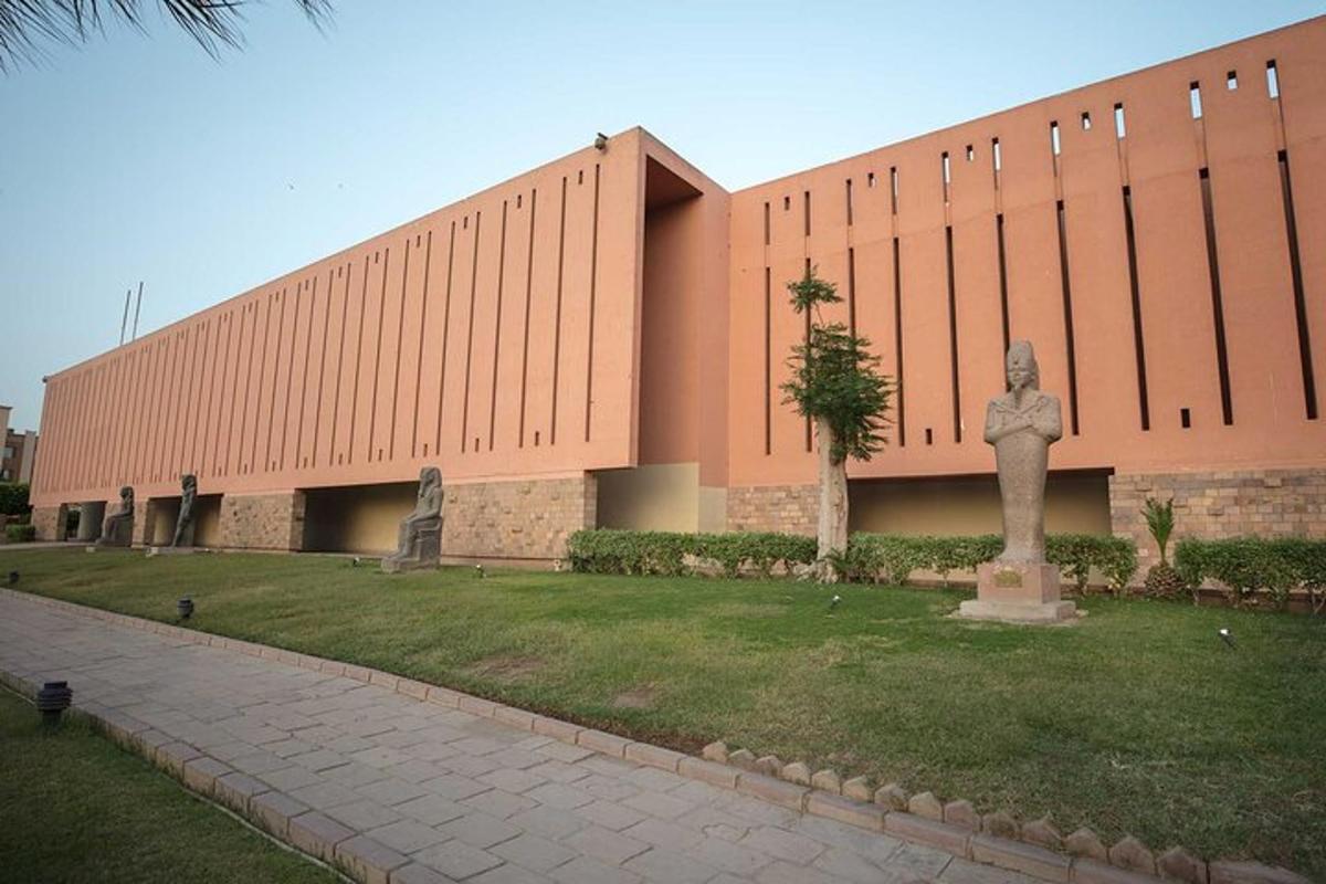 un grande edificio con una statua di fronte
