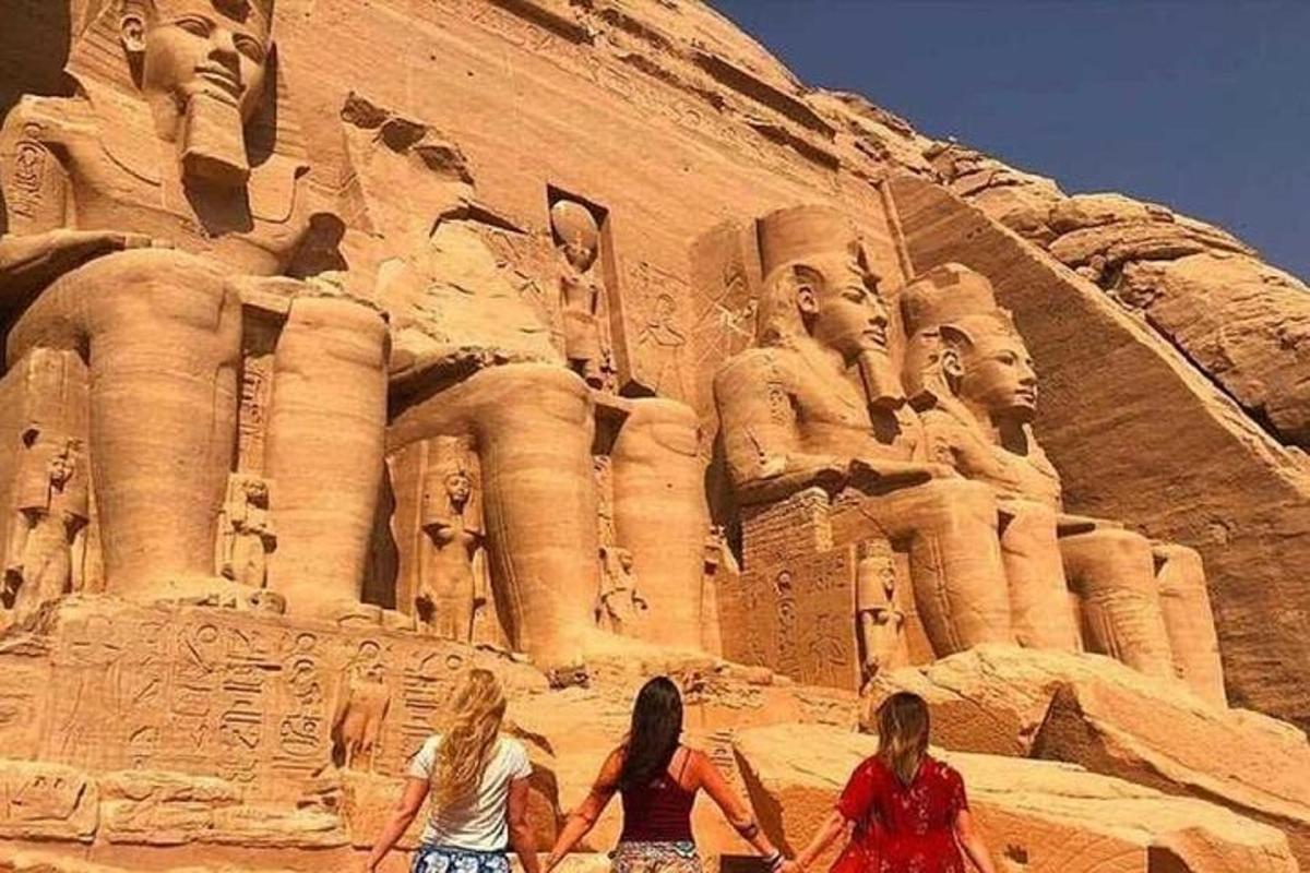 three women are standing in front of anaraohuments