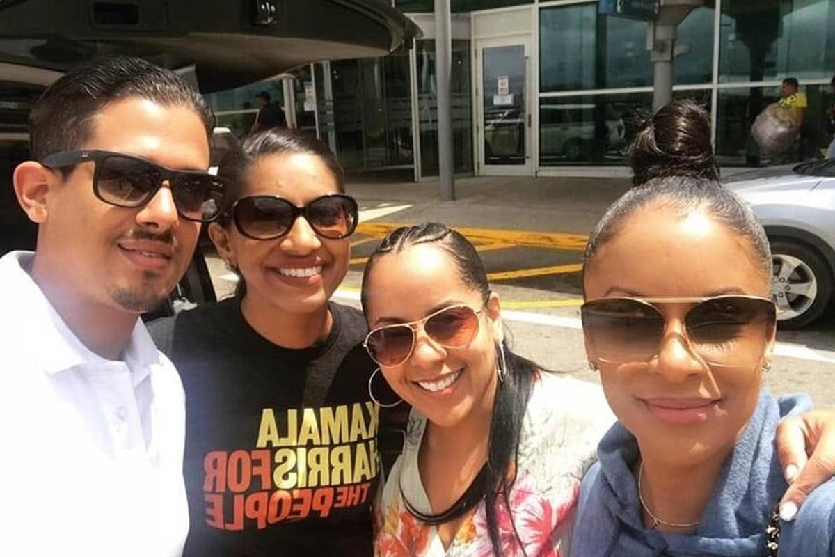 Un grupo de personas con gafas de sol posando para una foto.