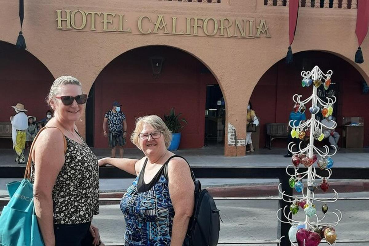 dve ženski stojita pred hotelsko stavbo