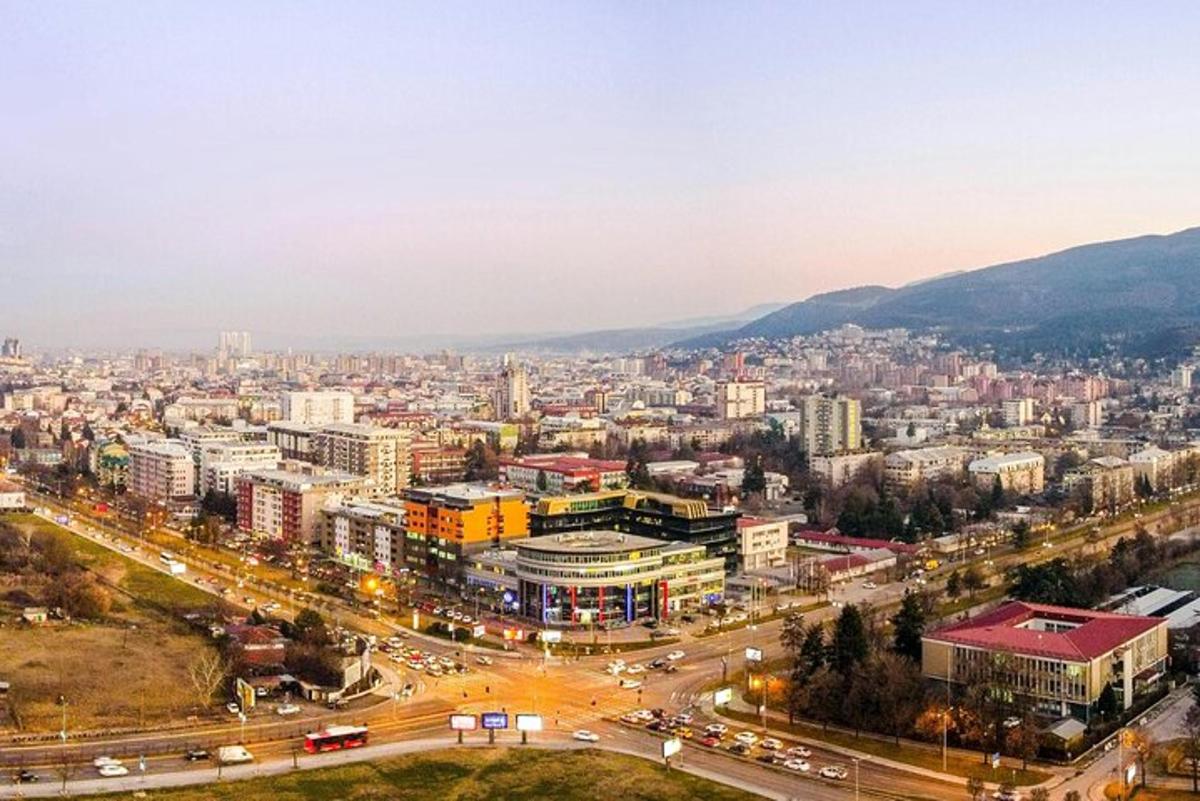 město s mnoha budovami a dopravou