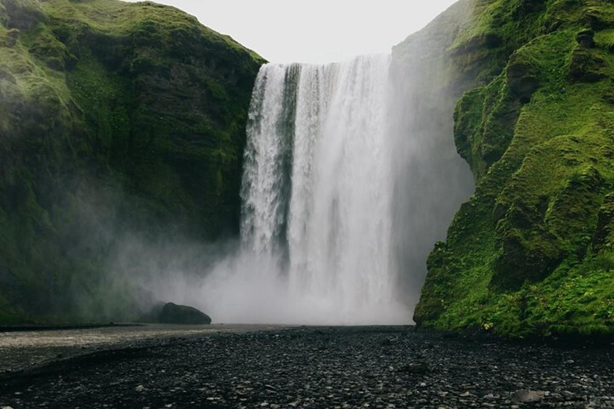 ein Wasserfall mitten in einem Berg