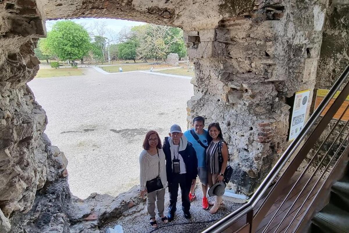 um grupo de pessoas em pé dentro de um muro de pedra