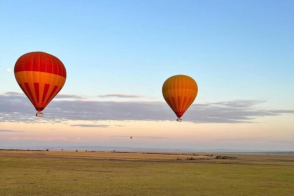 dva horkovzdušné balóny letící nad polem