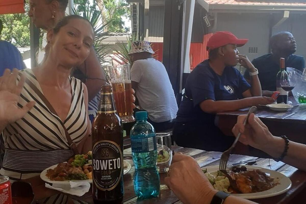 uma mulher sentada à mesa com um prato de comida