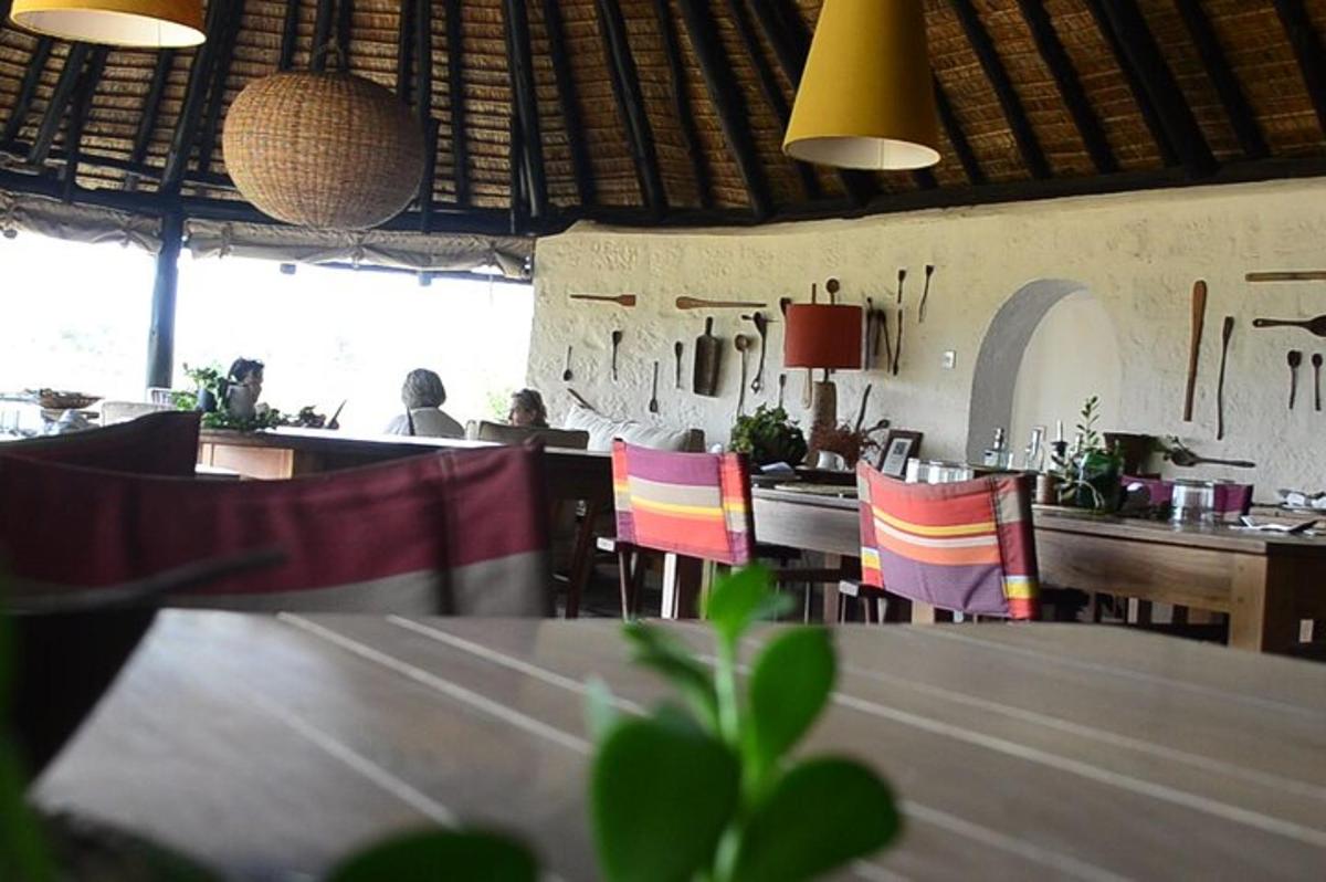 un restaurant amb taules i cadires i gent al fons