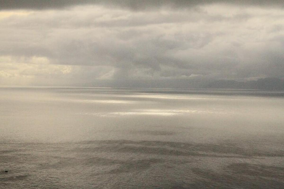 una vista dell'oceano in una giornata nuvolosa
