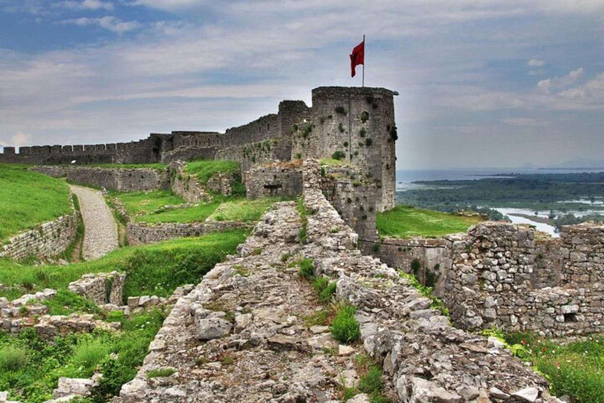hrad s červenou vlajkou na vrcholu
