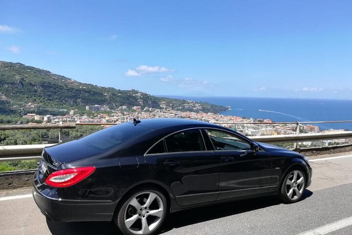 must auto pargitud ookeani lähedal teele