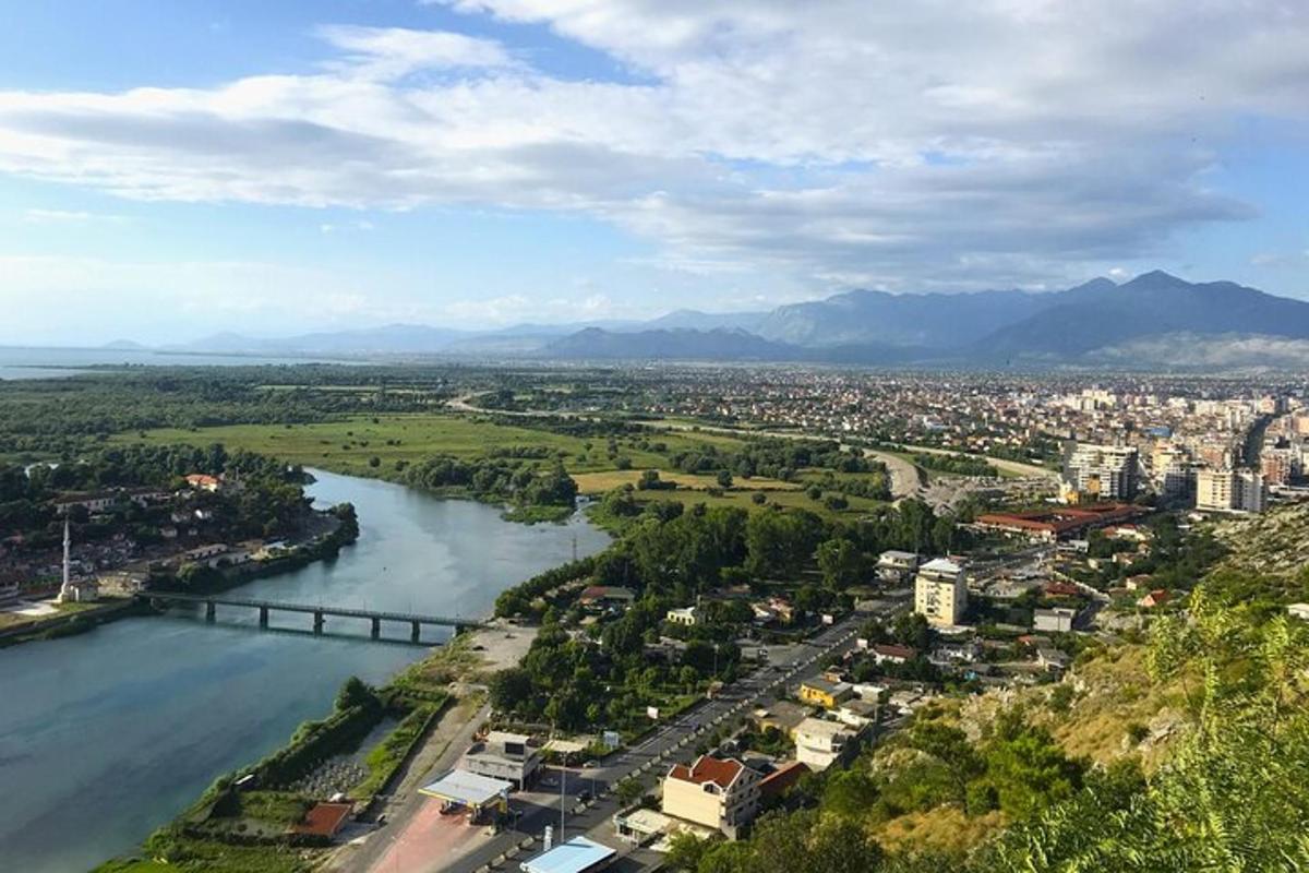 letecký pohled na město a řeku
