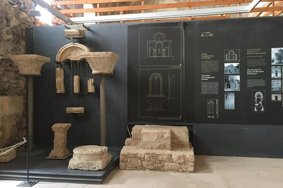 en udstilling af antikke genstande på et museum