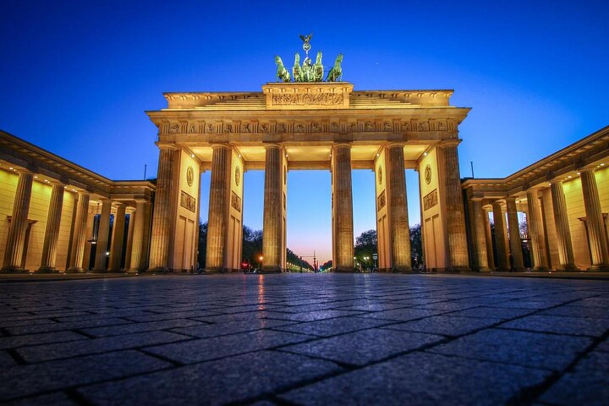 um grande edifício com colunas e uma estátua