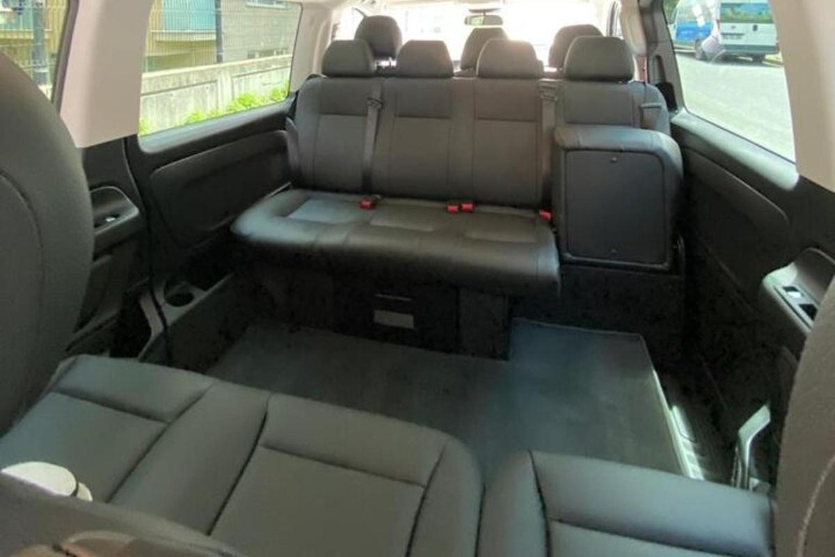 kursi belakang mobil yang kosong dengan kursi belakang di atas