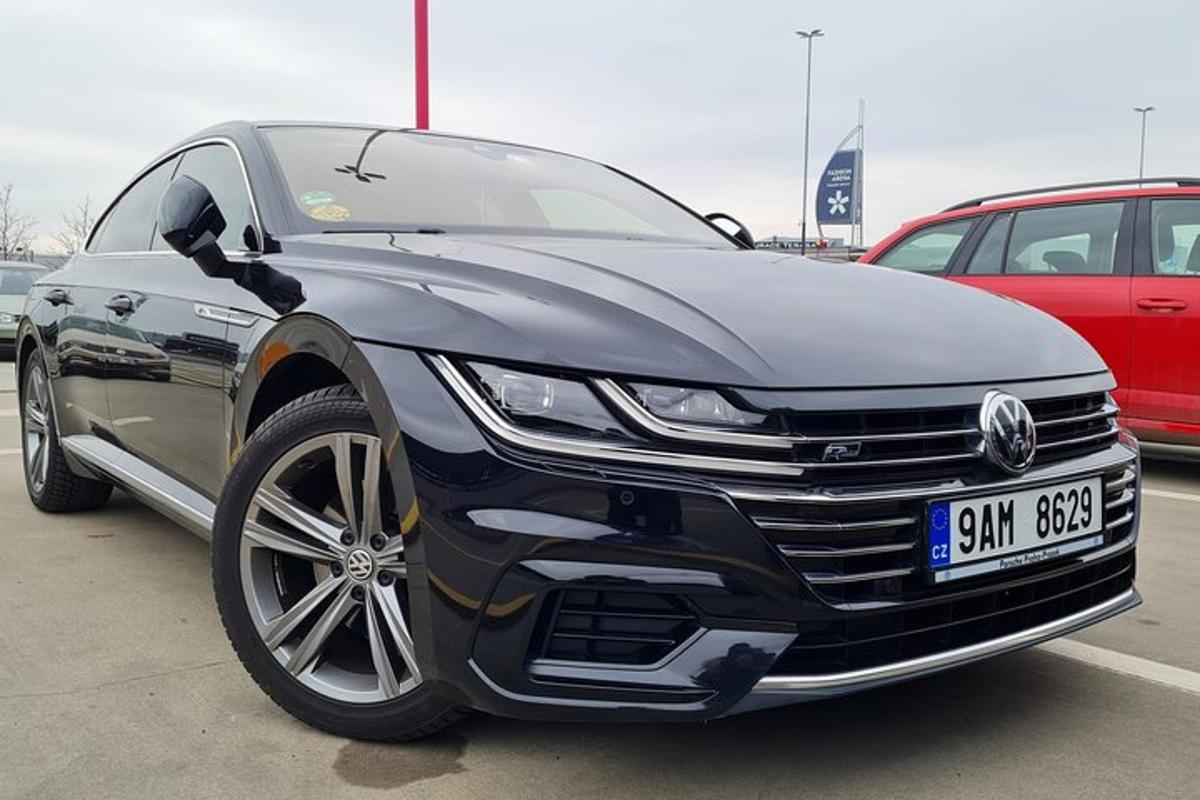 černé auto zaparkované na parkovišti