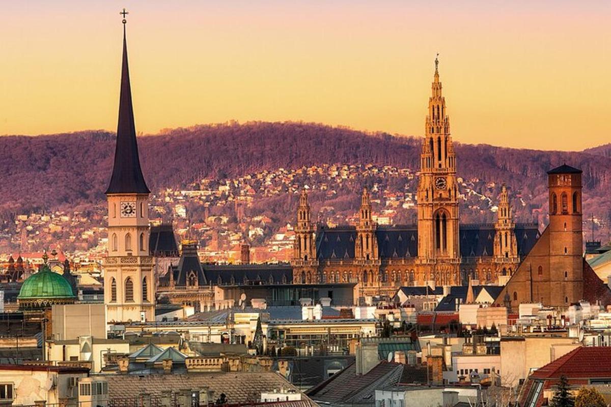 pohled na město s budovami a věžemi