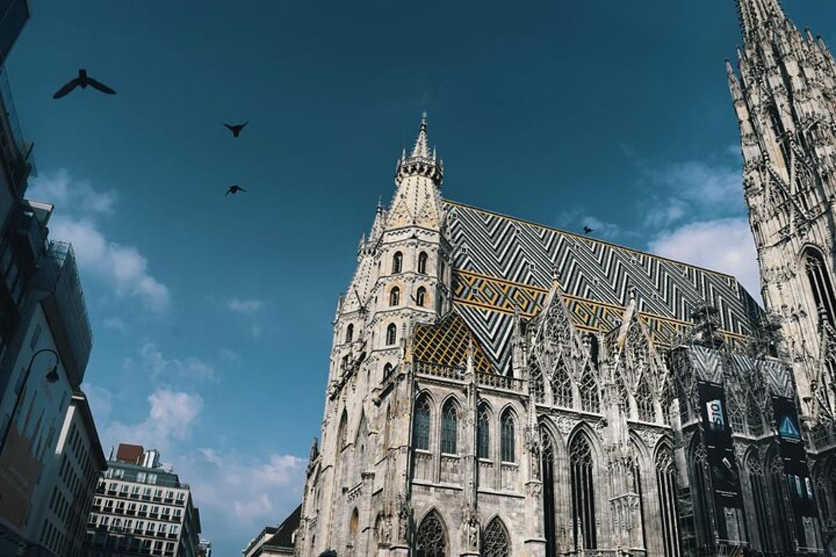 velká budova s hodinovou věží ve městě