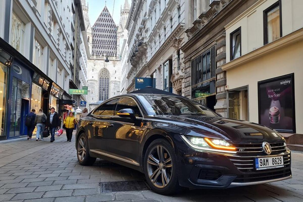 černé auto zaparkované na městské ulici