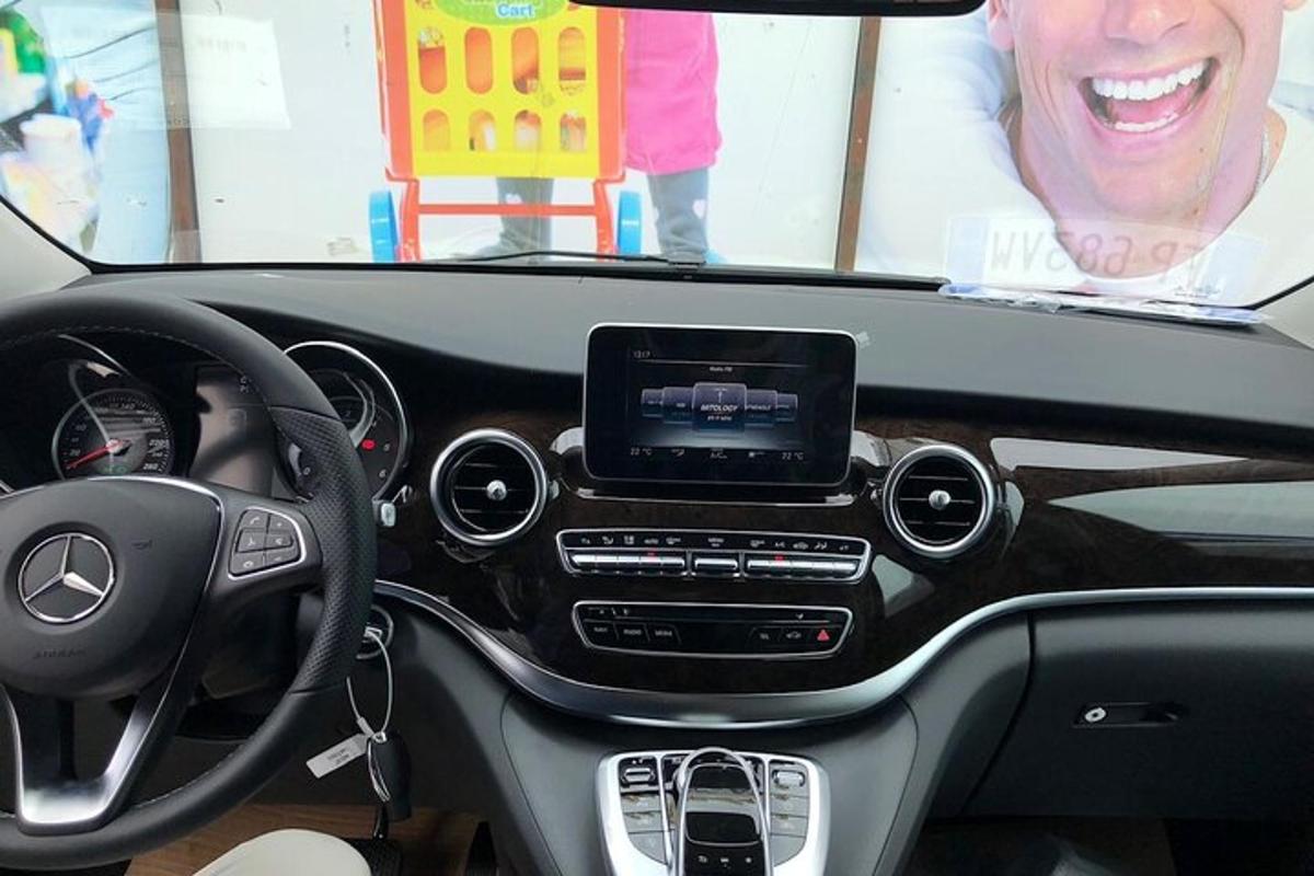 Vaade Acedes Benzi auto armatuurlauale