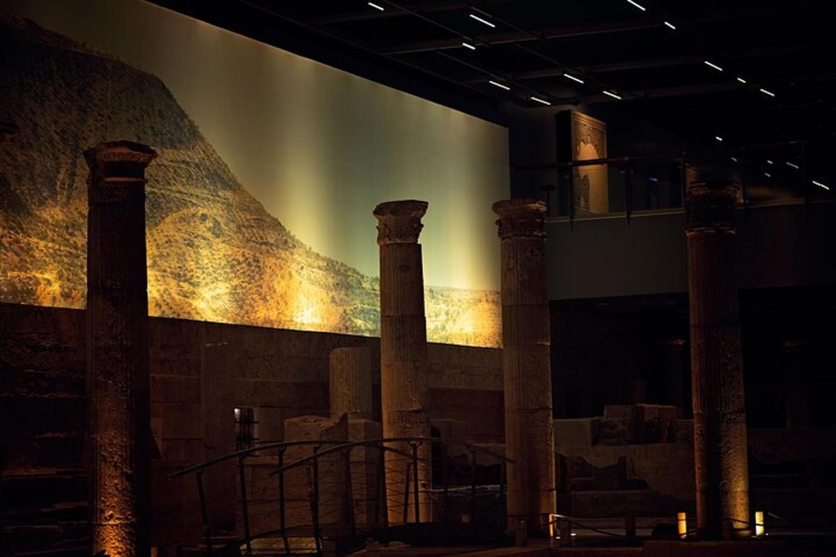 muzeum se sloupy a pyramidou v pozadí