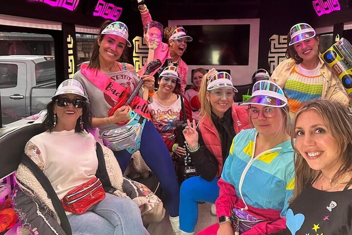 Un grupo de mujeres sentadas en la parte trasera de un camión.