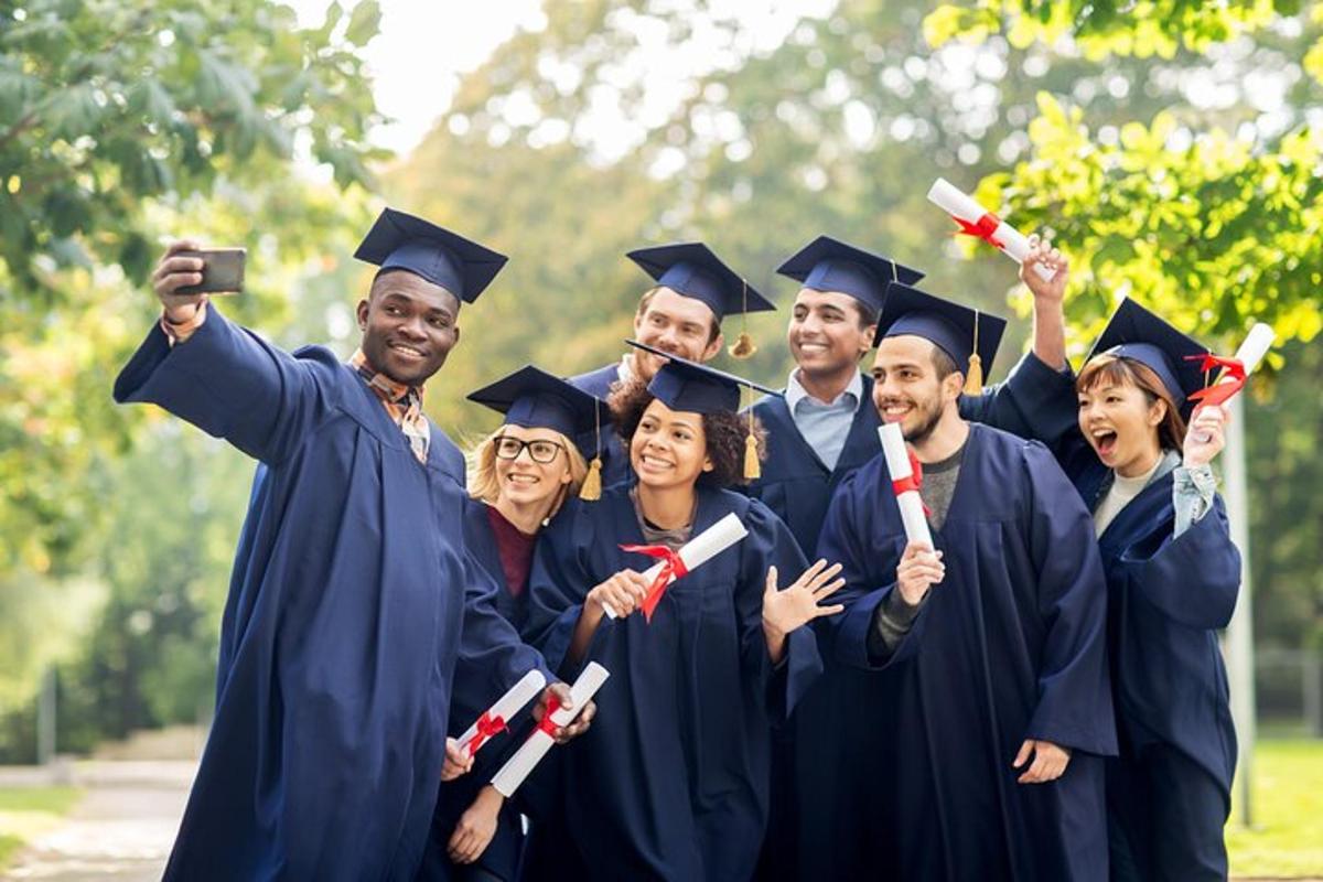sekelompok orang dengan gaun wisuda berpose untuk foto