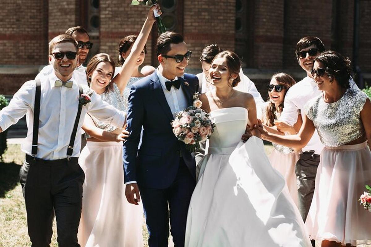 sepasang pengantin dan pesta pernikahan mereka