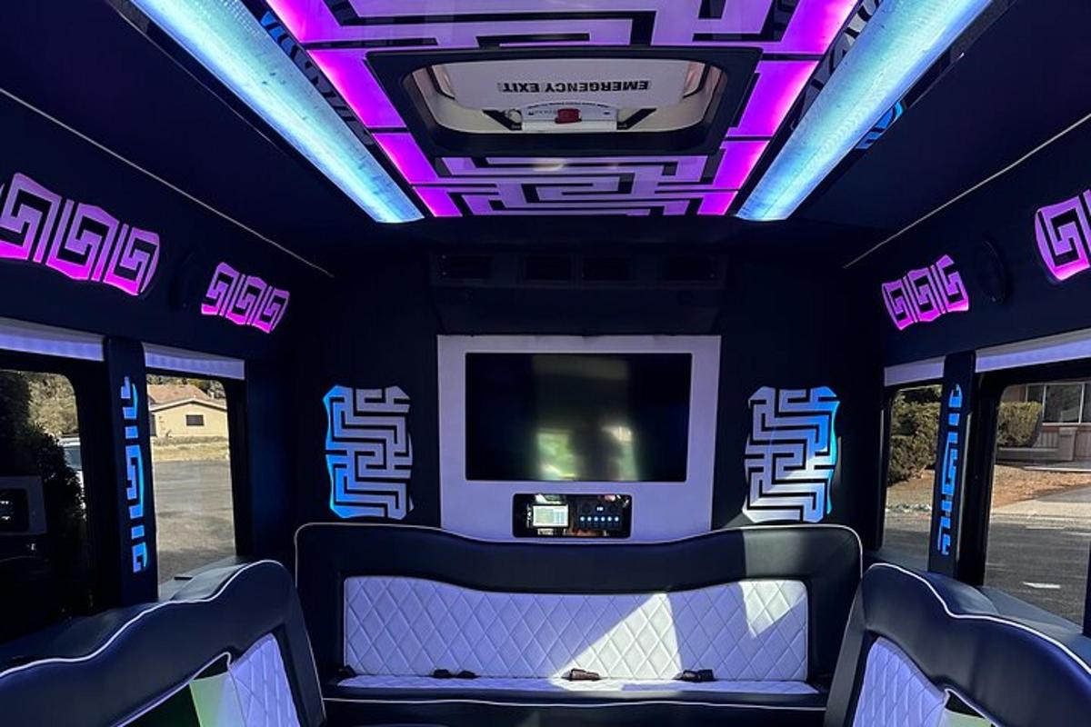 ruang kereta dengan lampu ungu dan TV